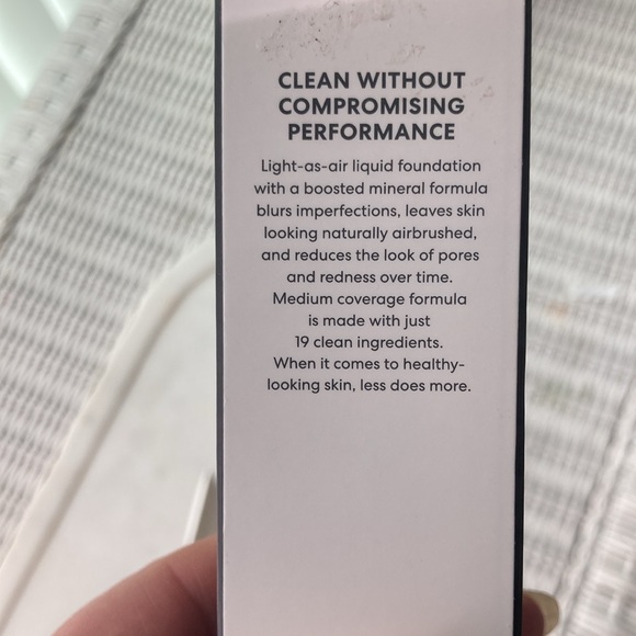 BareMinerals liquid mineral foundation and primer - Picture 7 of 7